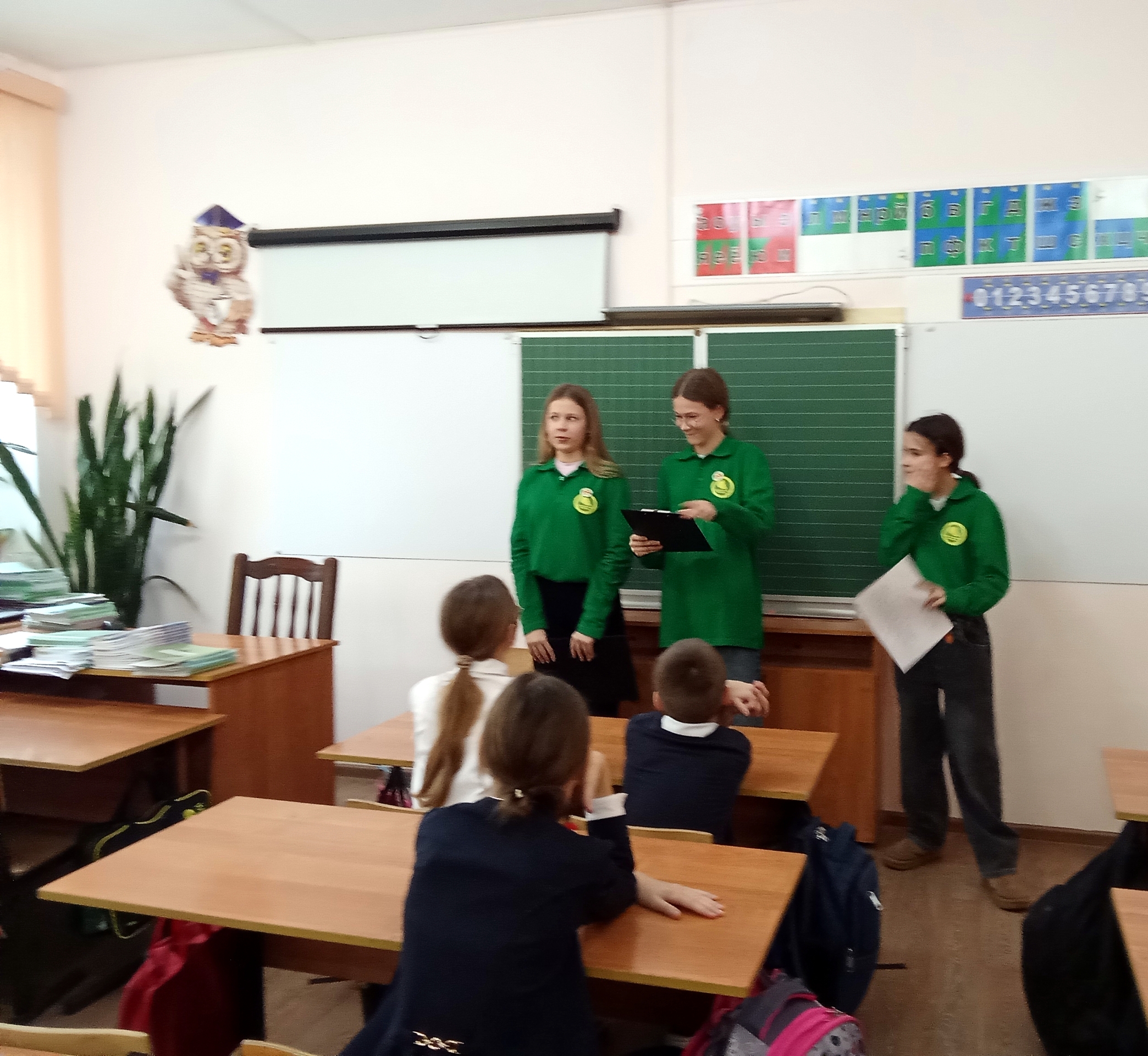 В школе идет «Неделя химии и биологии»..