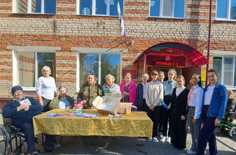 Активисты МБОУ Сосновской СОШ №2 им.И.Ю.Уланова поздравили пожилых людей с наступающим праздником.