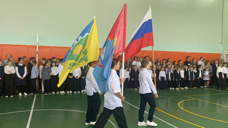Общешкольная линейка, посвященная Дню народного единства.
