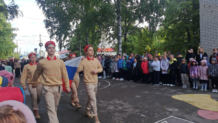 Поднятие Государственного флага, исполнение Гимна Российской Федерации - торжественное начало новой рабочей недели.