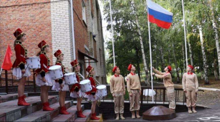 Поднятие Государственного флага, исполнение Гимна Российской Федерации - торжественное начало новой рабочей недели.