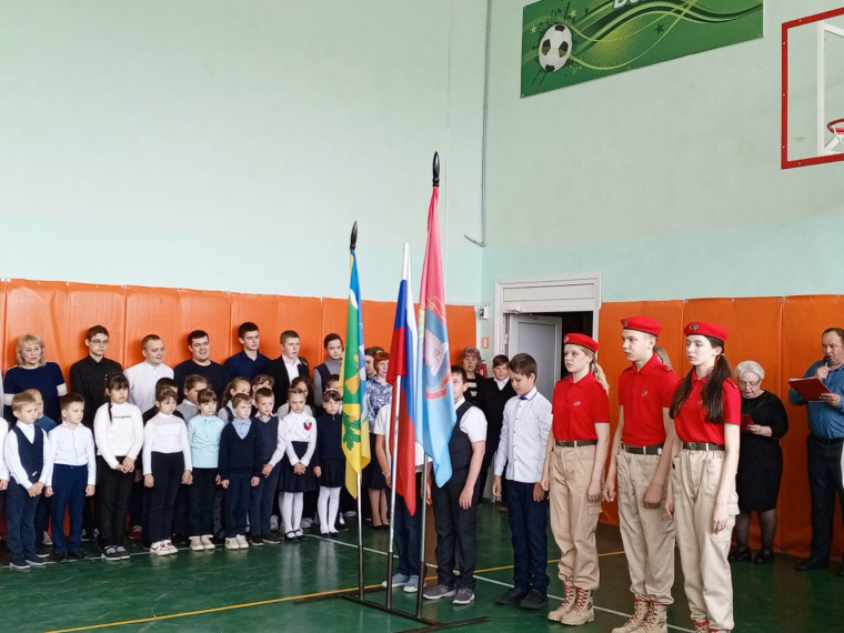 Еженедельная традиционная школьная линейка, посвященная дню Победы.