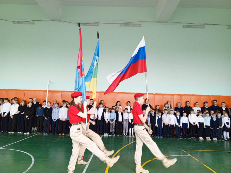 Еженедельная традиционная школьная линейка, посвященная дню Победы.