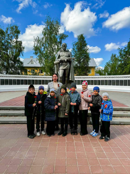 Возложение цветов к мемориалу-памятнику воинам-землякам, погибшим в годы Великой Отечественной войны.