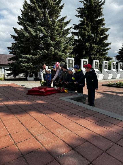 Возложение цветов к мемориалу-памятнику воинам-землякам, погибшим в годы Великой Отечественной войны.