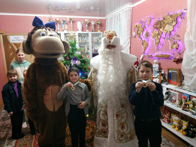 Школьники в гостях у спортивного Деда Мороза.