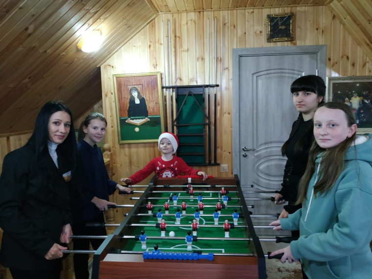 Школьники в гостях у спортивного Деда Мороза.