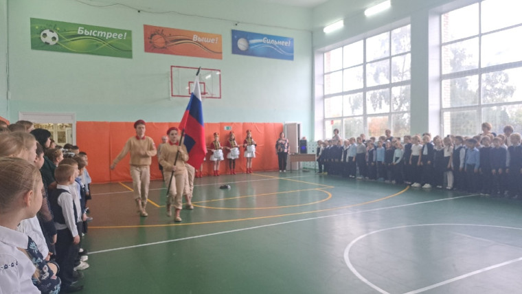 Традиционная церемония внесения и установления флага РФ.
