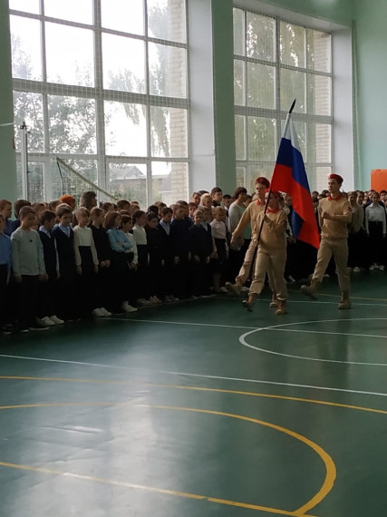 Традиционная церемония внесения и установления флага РФ.