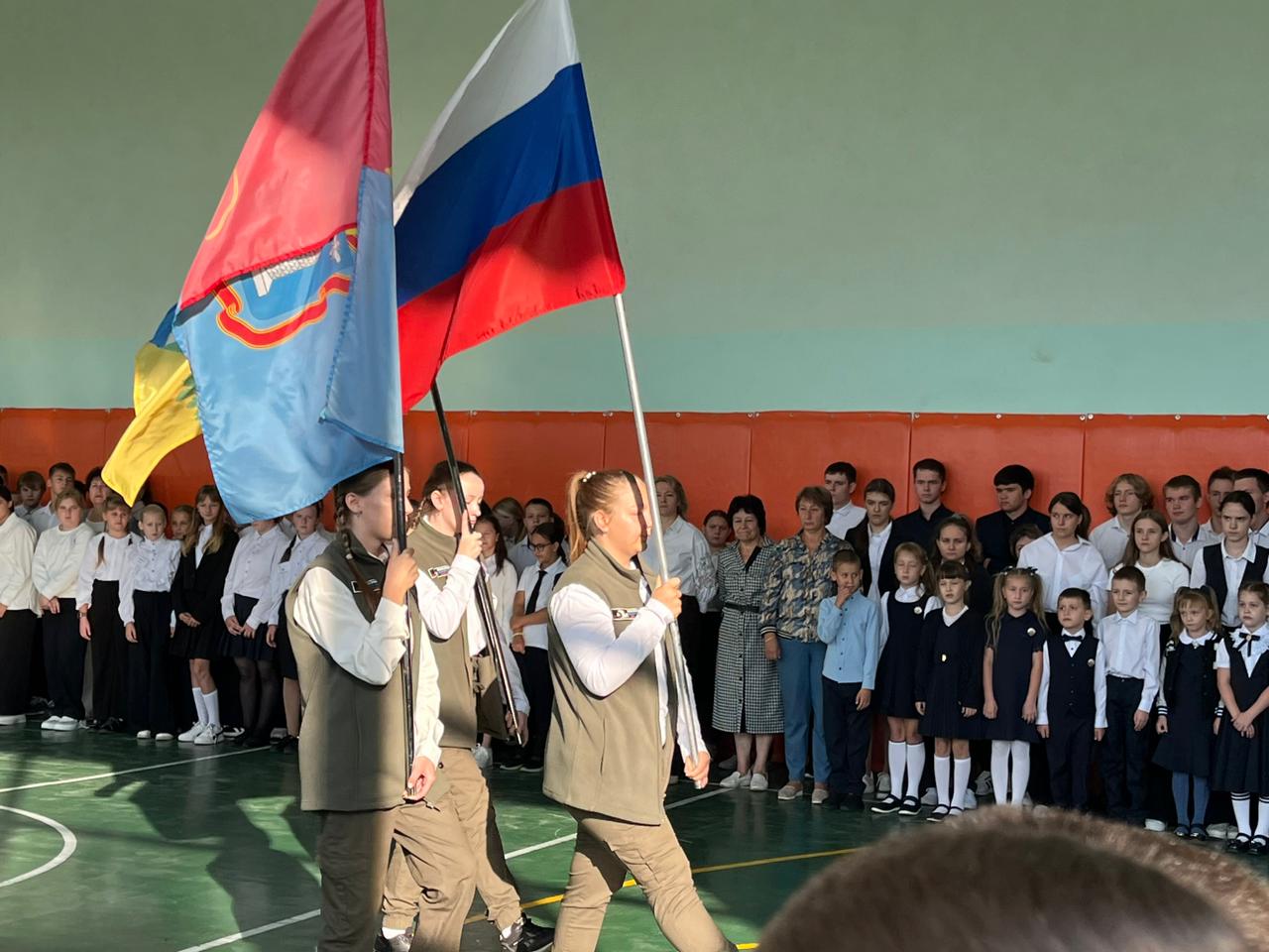 Еженедельная традиционная школьная линейка.